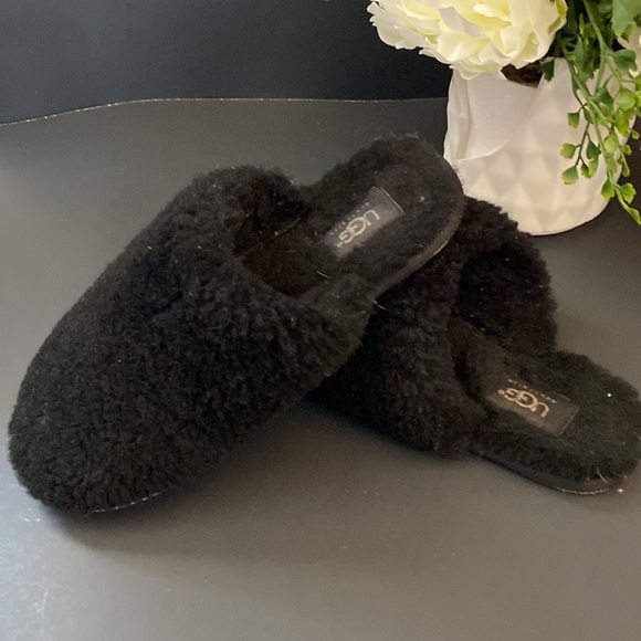 Ugg Size 6 Black Slippers - Picture 2 of 5